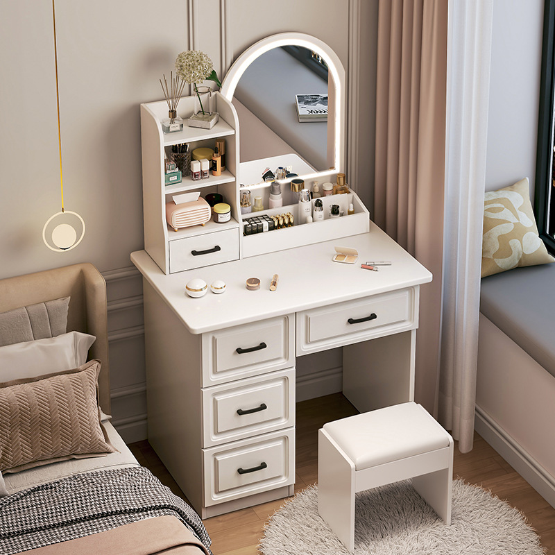 Luz y lujo de alta sensación de la mesa de maquillaje de la pequeña casa en una mesa dormitorio moderno simple con espejo mesa de maquillaje