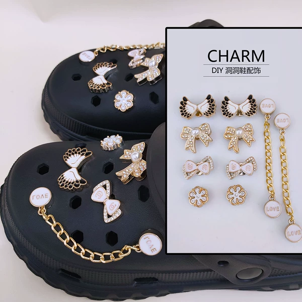 T66 [8 shoe flowers + 2 chains] does not include shoes