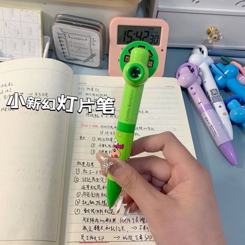 しんちゃんのスライドペンの中性ペンの回転ペンの高颜値の学生は字を書いておもちゃのペンの夜光を解凍します。|undefined