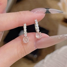 项链;耳钉;手链