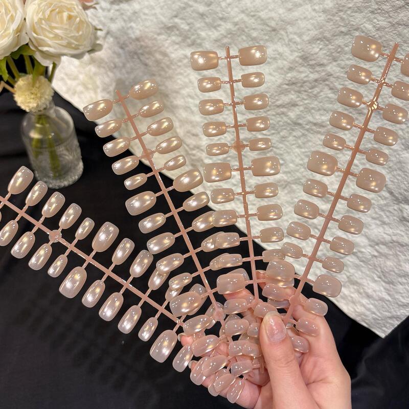 2026 Hot-Selling Short Nails with Golden Glass Beads, Summer Commute Style, Brightening Effect, Cat-Eye Design, Spring High-End Style