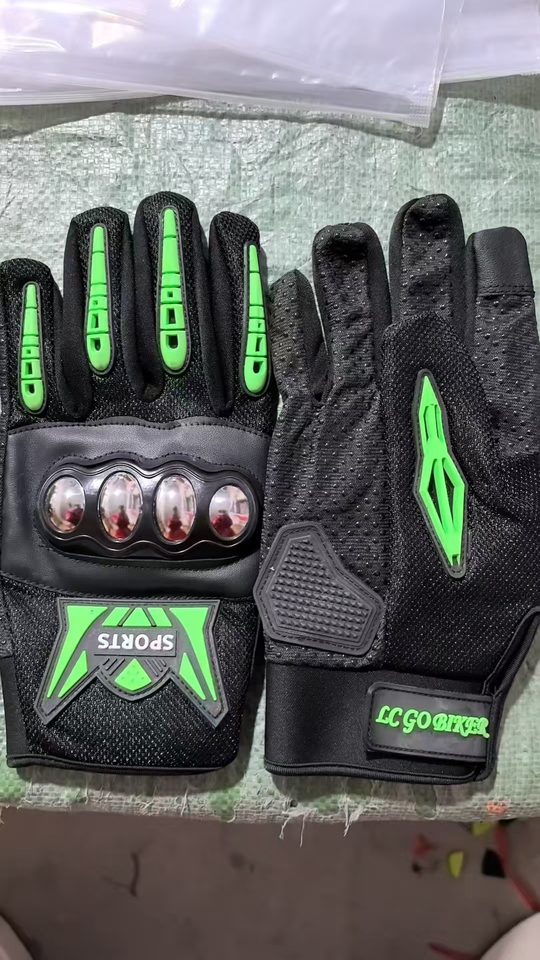 Guantes tácticos de defensa de cinco dedos al aire libre de acero inoxidable resistente a la caída y al desgaste, motocicletas de medio dedo largo