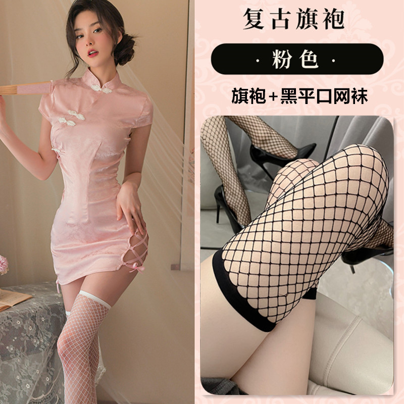 Светло-розовый костюм-чонсам + черные чулки в сетку на плоской подошве.