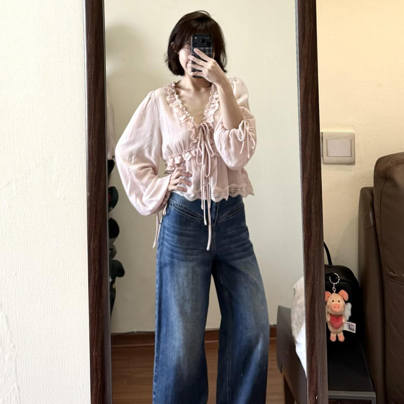 French-Style Design Pink V-Neck Lace-Up Lace-Trimmed Shirt for Women, Summer Off-Shoulder Long-Sleeve Loose and Flowing Blouse