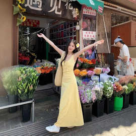 黄色碎花系带吊带连衣裙女夏季法式甜美收腰a字长裙修身包臀裙子