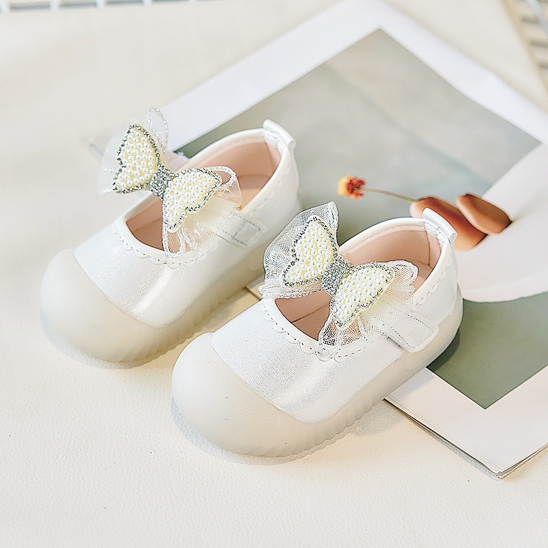 Dulce arco princesa zapatos perlas bebés zapatos de cuero anti-patada 2025 otoño zapatos para niños al por mayor