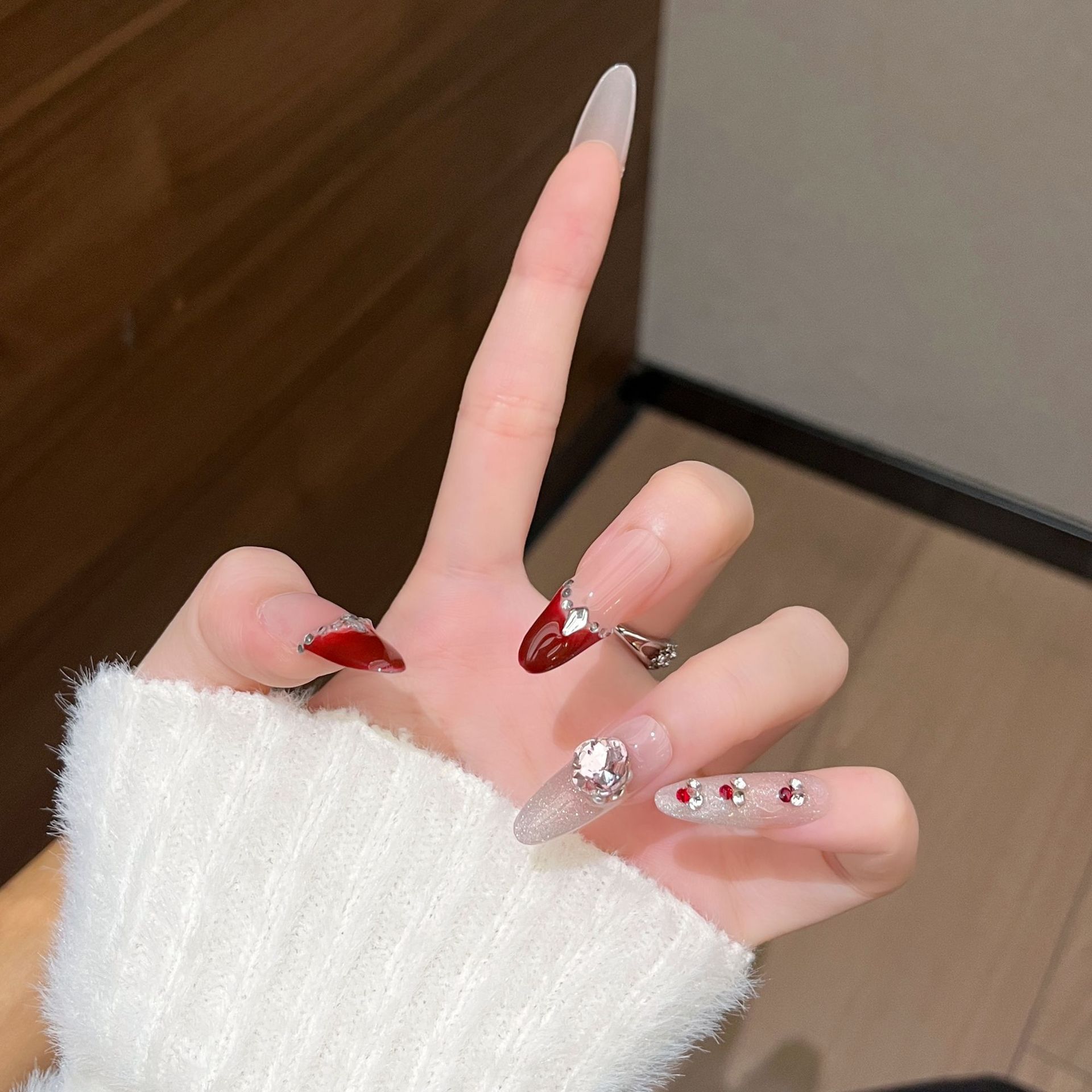 2026 otoño y invierno nuevo uso de uñas de Año Nuevo rojo francés uso de uñas fabricantes al por mayor parches de manicure hechos a mano