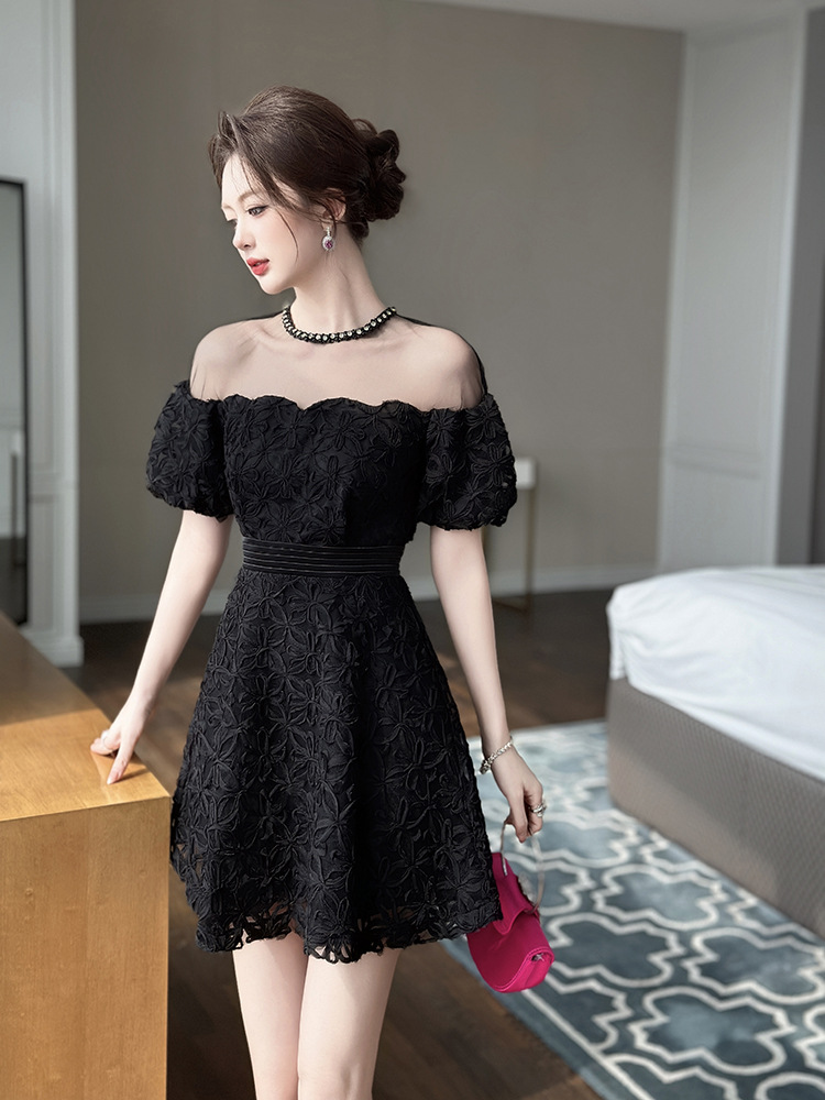 Váy ren chữ A thắt eo phối lưới xuyên thấu — Màu đen