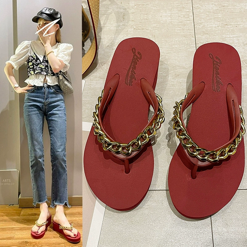 Летние женские шлепанцы 2024 года, новая модель в стиле инс, с металлической цепочкой и толстой подошвой, подходят для ношения на улице, пляжные повседневные сандалии на танкетке.