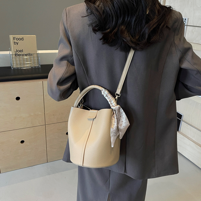 Simple y universal nicho bolso de cubo para mujeres 2025 nuevo bolso de hombro de moda casual súper caliente bolso de hombro portátil