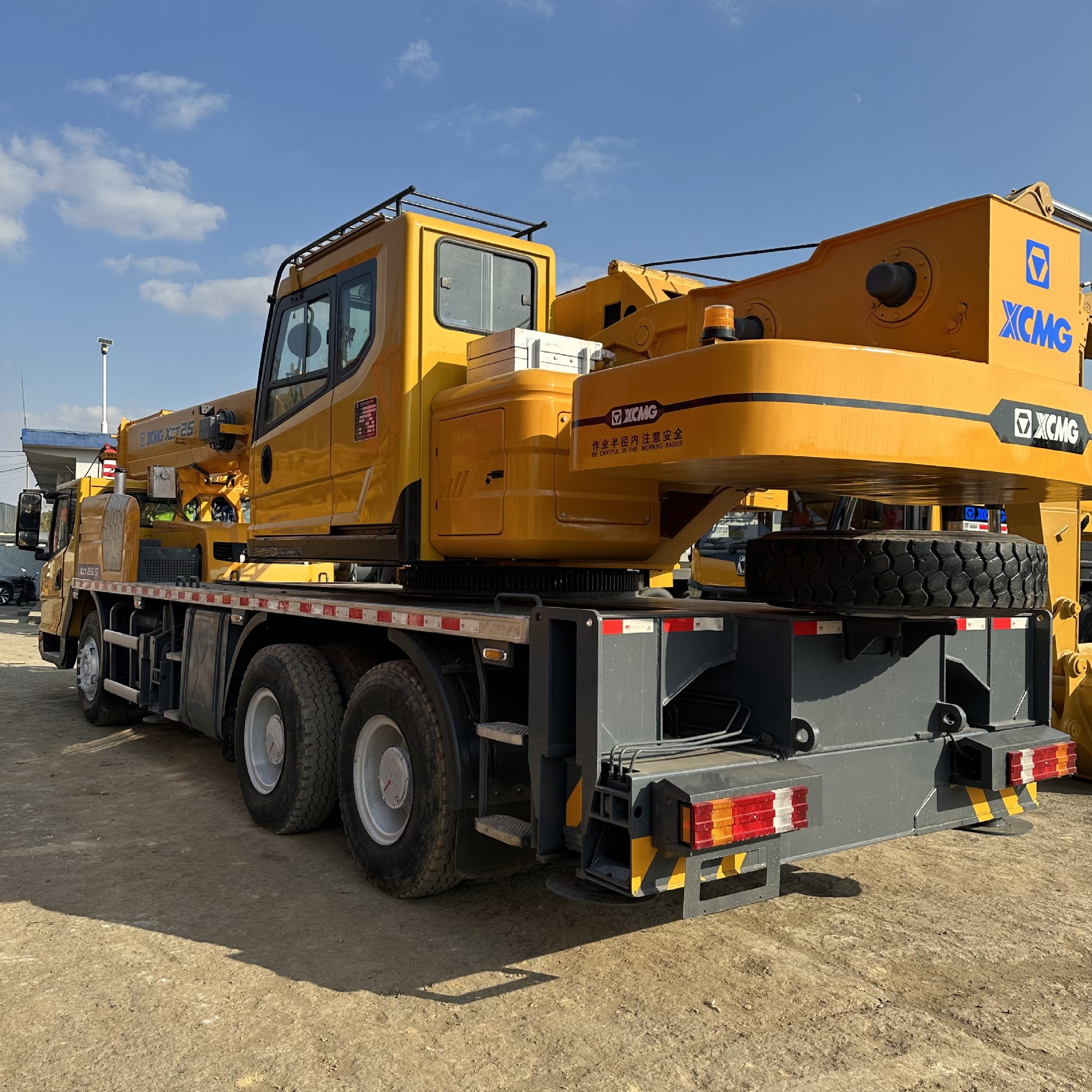 Venta de segunda mano XCMG 25 toneladas grúa precio de exportación barato formalidades completas grúa grúa de automóviles XCMG