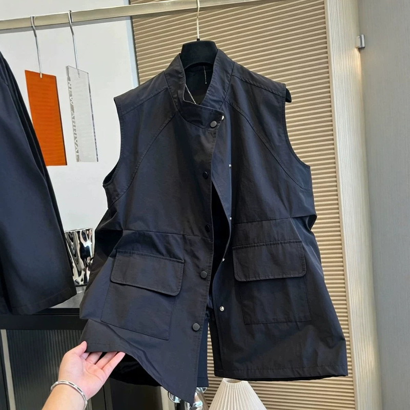 Korean-style retro hooded vest with large pockets, a versatile spring new arrival for women, perfect for layering, and a trendy sleeveless zip-up jacket
