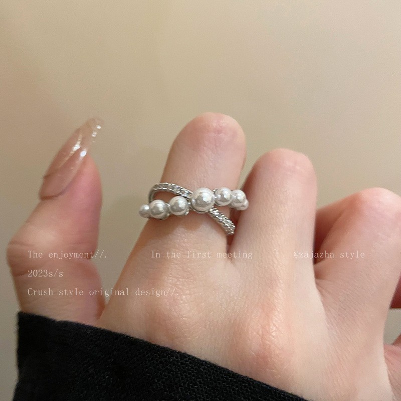 Design fashionable universal adjustable ring pearl