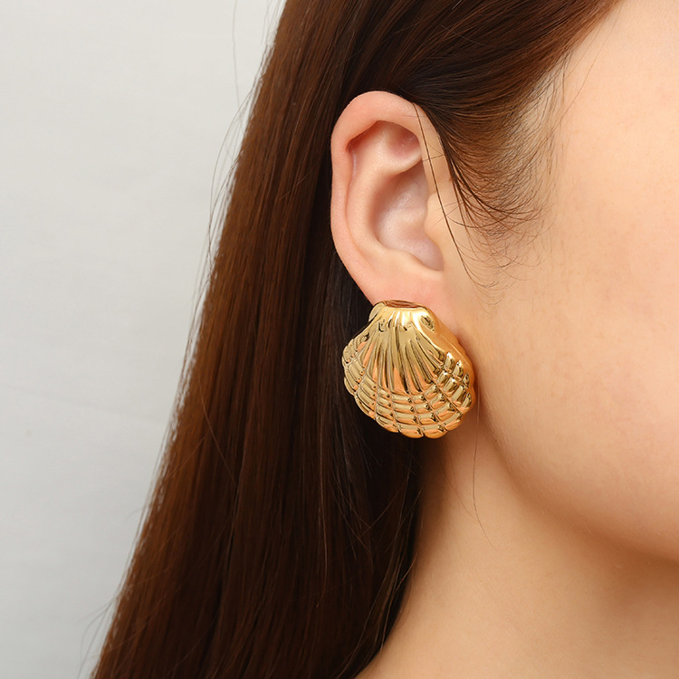 Pendientes en forma de abanico de concha hueca de acero inoxidable transfronterizo europeo y americano Pendientes de oro chapado en oro de 18 quilates de moda para mujer de lujo ligero de alta calidad