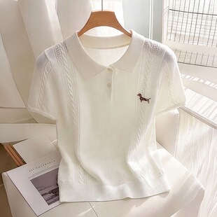����ᘿ������z�⴩�̿�POLO�I�¿�������һ������ɫ����Ů��