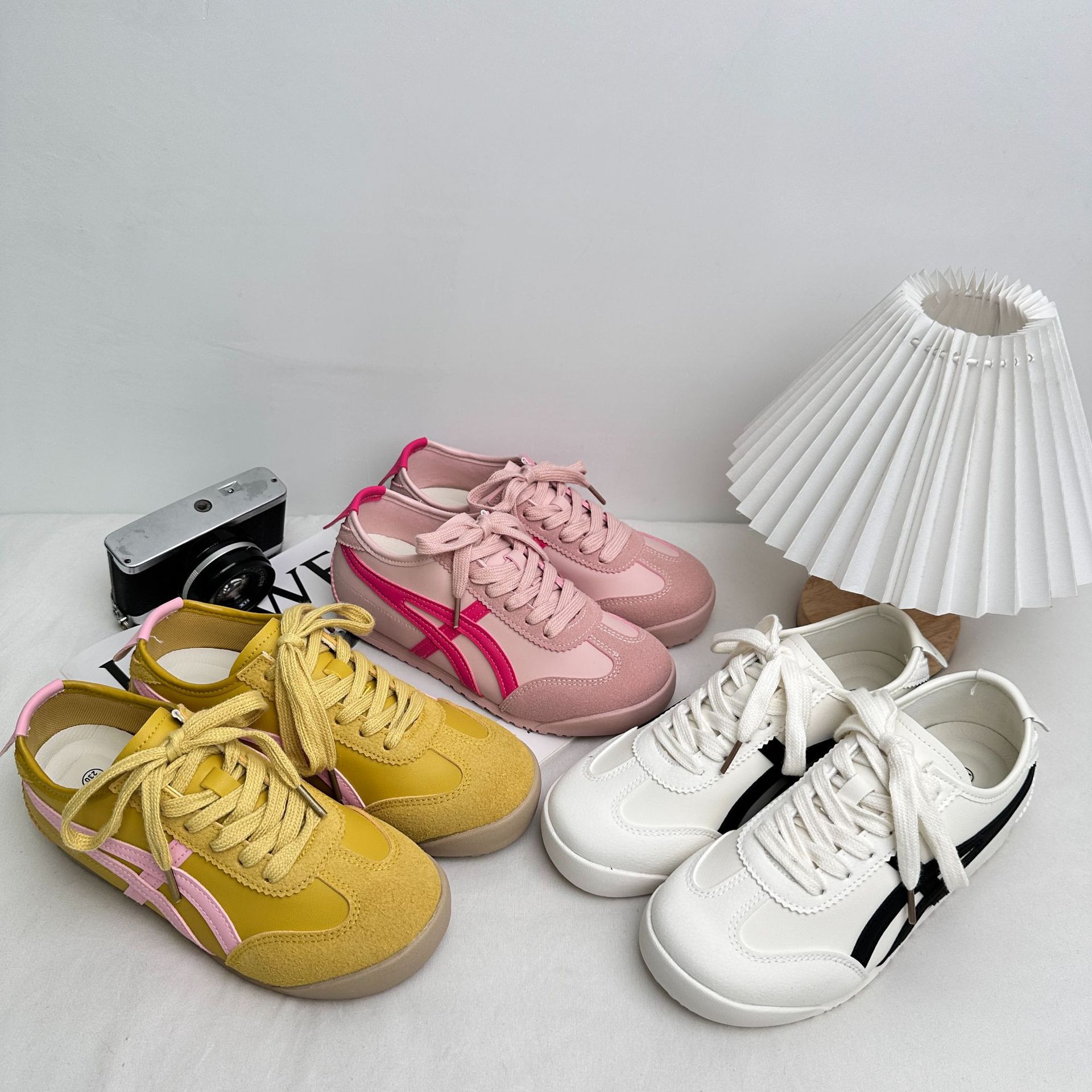 A9897 Plantillas de látex/zapatos de tablero A-Gump ligeros zapatos de mujer 2025 nuevos zapatos blancos estilo Hong Kong zapatos de entrenamiento alemán image 1