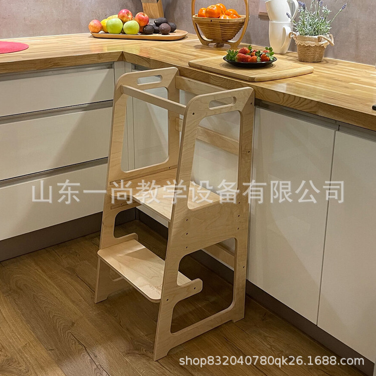 子供の手を洗う腰掛けの赤ちゃんの足は腰掛けを踏みます。