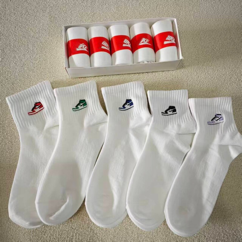 Four-Season Embroidered Logo Swoosh Nike Men's and Women's Mid-High Tube Sports Casual Cotton Socks Trendy Brand Black and White Boxed