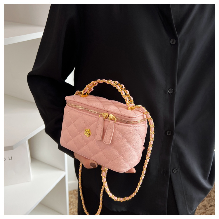 Women's Pu Leather Solid Color Lingge Vintage Style Chain Square Zipper Handbag Crossbody Bag display picture 4