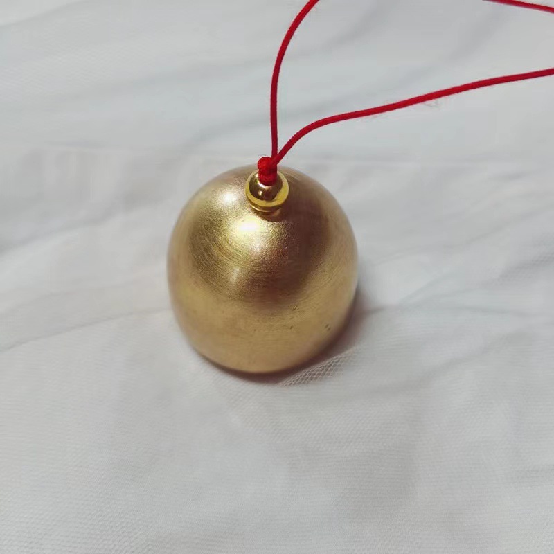 벨 망치와 함께 빨간 구리 벨