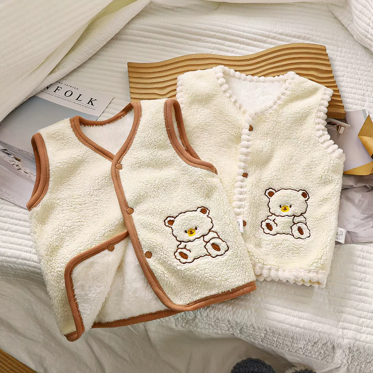 儿童加绒马甲秋冬外穿韩版洋气羊羔绒刺绣小熊按扣小马甲2024