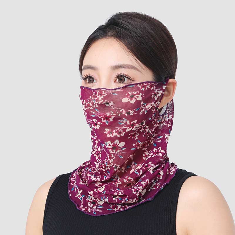 首を囲む女性の頭は夏の薄いタイプの日焼け止めのビーストタオルで首を保護します。|undefined