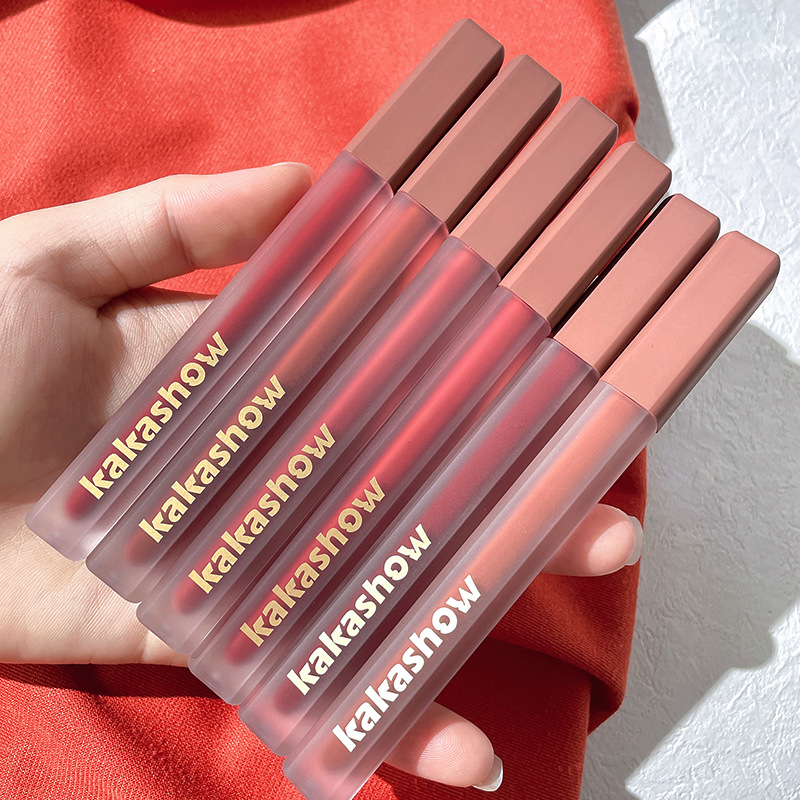 Kakashow rosa esmalte de labios satinado mate terciopelo mate no es fácil de pegar taza de lápiz labial de barro de labios de larga duración sin decoloración cosméticos
