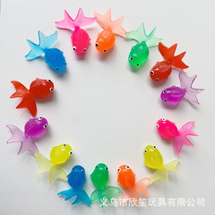 メーカーの売れ筋夏シミュレーション TPR ソフトプラスチック金魚は半透明の屋内および屋外の子供用釣りおもちゃで浮くことができます