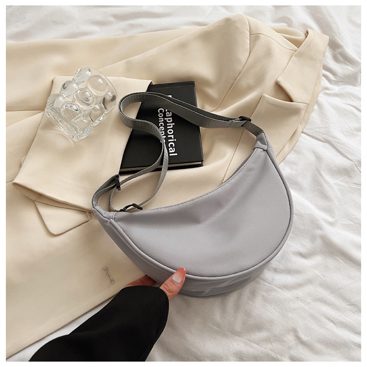 Women's Medium Nylon Solid Color Streetwear Zipper Cloud Shape Bag display picture 8