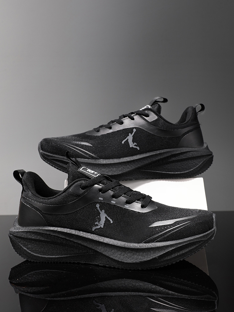Breathable lightweight shock-absorbing black summer running sneakers