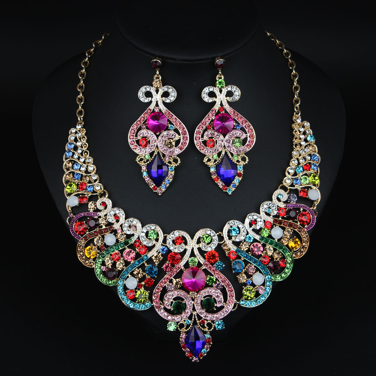 Ensemble collier et boucles d'oreilles ras du cou entièrement sertis de diamants, de qualité européenne et américaine, très prisé pour les robes et les soirées de gala._voghion.com