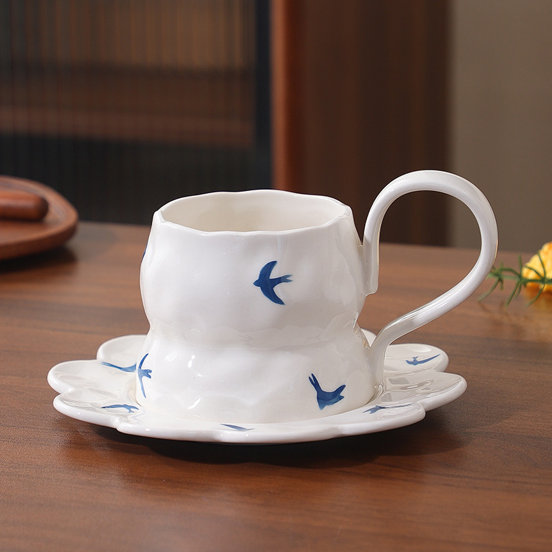 Pins viento rojo pequeño amor de alto valor pintado a mano bajo vidriado juego de tazas y platillos de cerámica taza de café irregular taza de agua