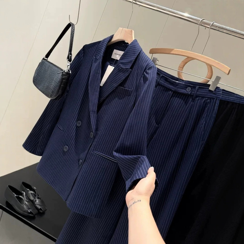 Great deal! Pure Yuan brand, complete set of items from a German order: a suit for 350, a pair of trousers for 270, and a striped suit series for women Great deal! Pure Yuan brand, complete set of items from a German order: a suit for 350, a pair of trousers for 270, and a striped suit series for women