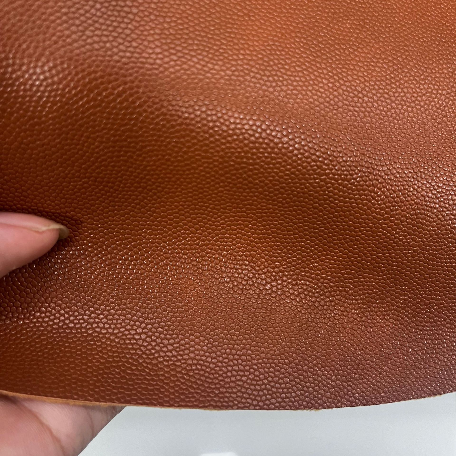 0.8MM耐刮耐磨皮子PVC篮球纹拉毛底面料圆纹人造革专业训练皮革