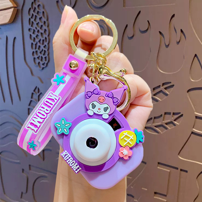 Caricatura encantadora Sanrio cámara de proyección llavero bolsos de automóviles creativos llavero colgante pequeño regalo al por mayor