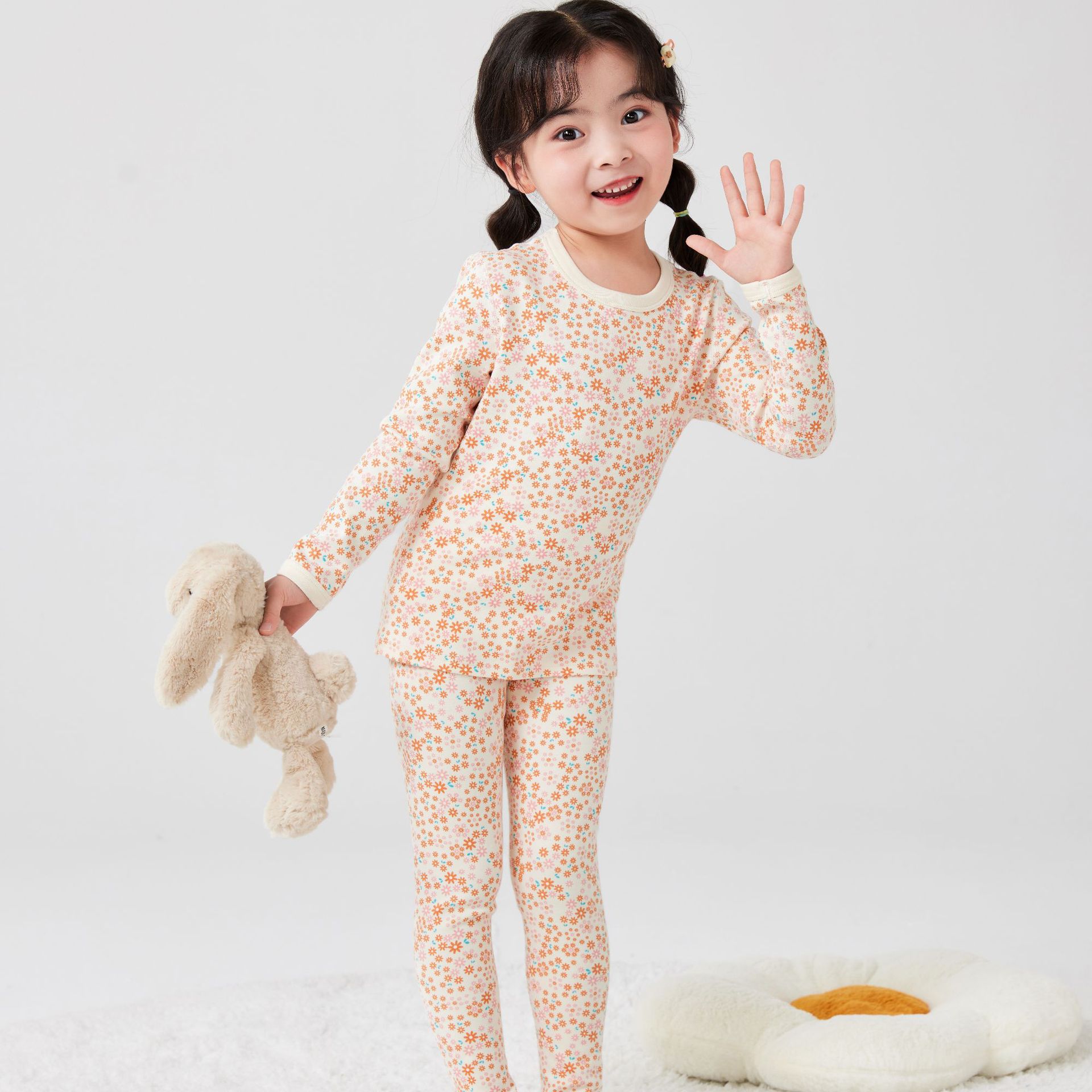 미색 바탕에 오렌지색 꽃무늬