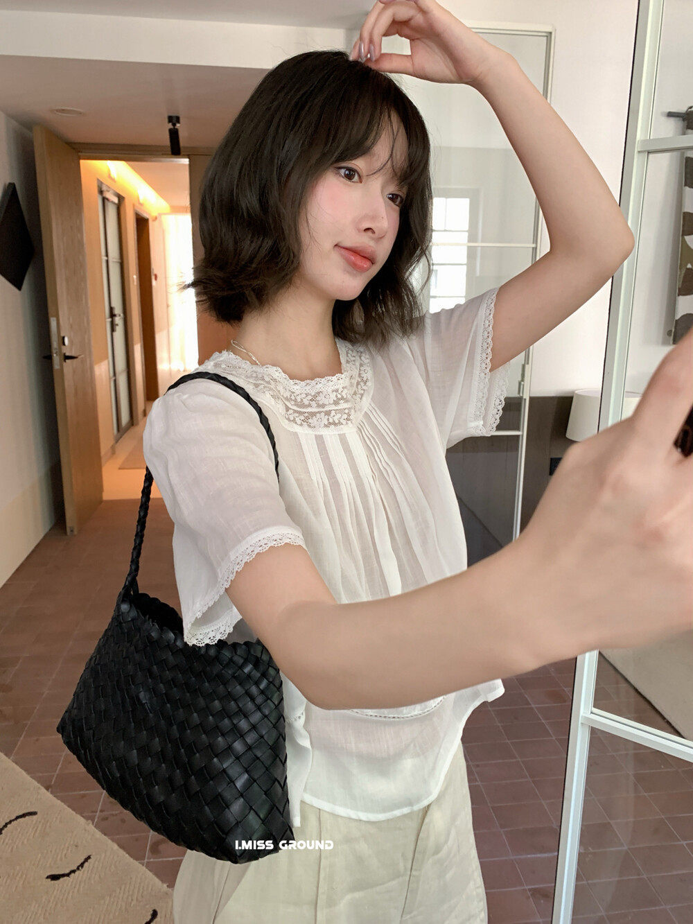 Áo sơ mi nữ tay ngắn phối ren cổ điển chất liệu tơ tằm linen — trắng ngà chi tiết 4