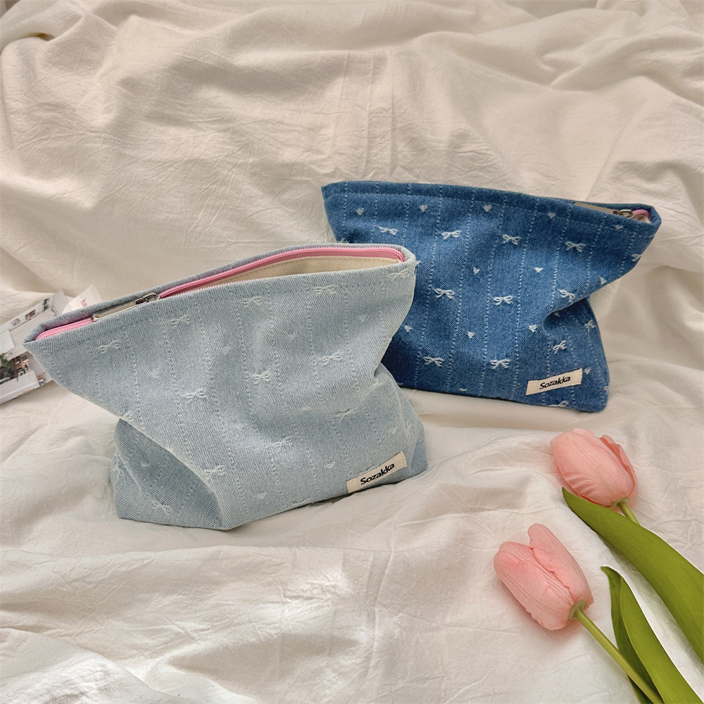 416g Weight Canvas Lining Material Zipper Closure Type / Strap Type Cosmetic Bag Bags Type Holiday, Travel, Daily Occasion Denim Material Bag, Cattle, Knot, Butterfly, Bow Knot Pattern All Seasons Season Women's Gender Cute Style Square Shape Cute Bag Cattle Knot Denim Square Makeup Bags 无