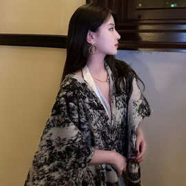 水墨花纹披肩女外搭毛衣2026名媛新款秋冬季户外旅游拍照油画外套