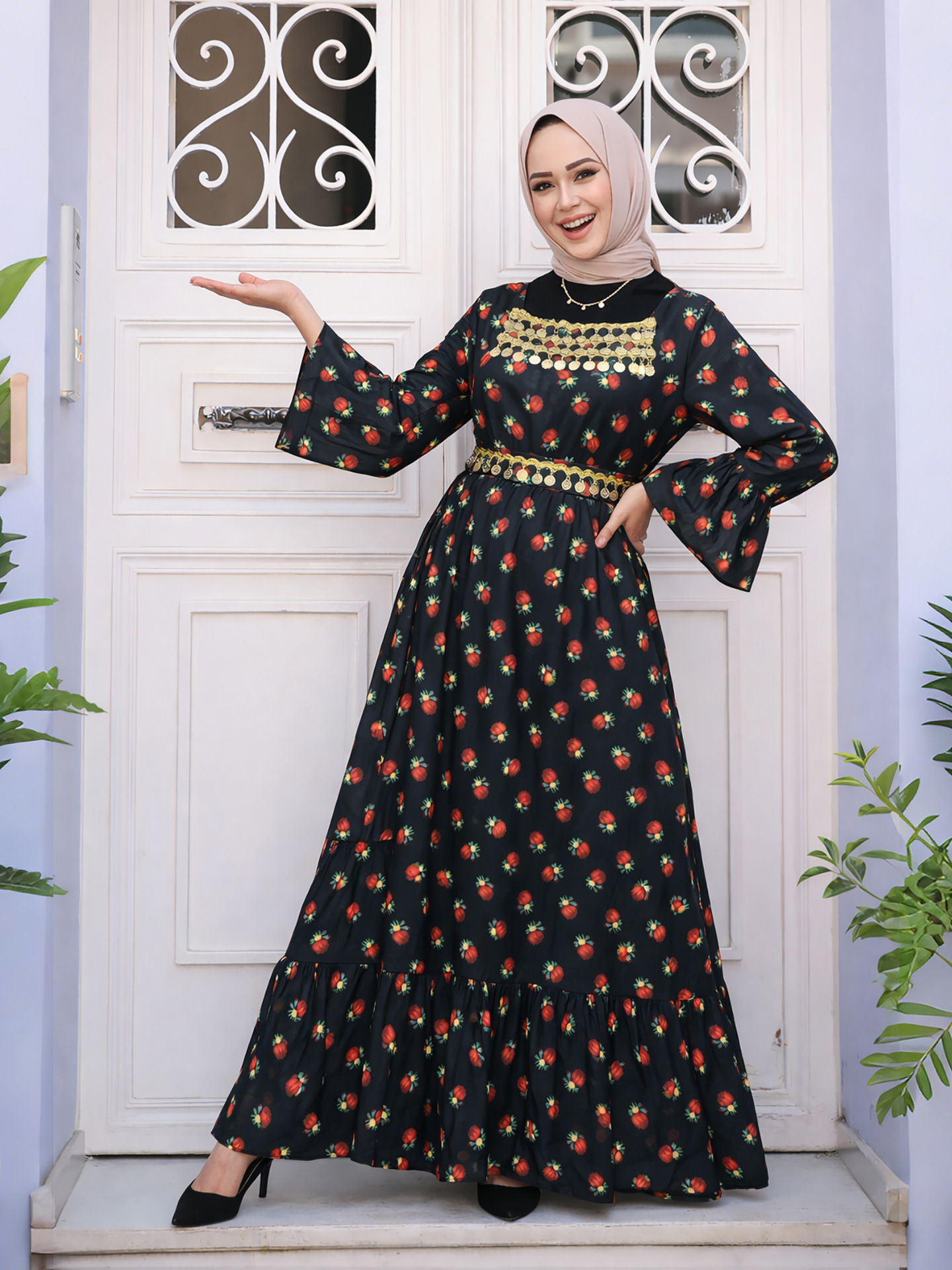 Elegante abaya nera con maniche a svasata e design stampato_voghion.com