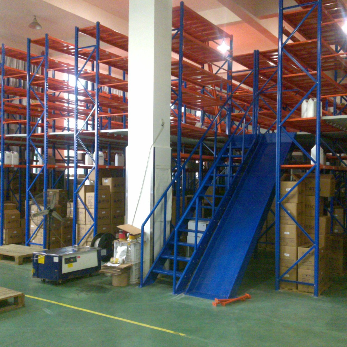 阁楼式货架，高强度带钢制造，稳固安全，空间利用率高