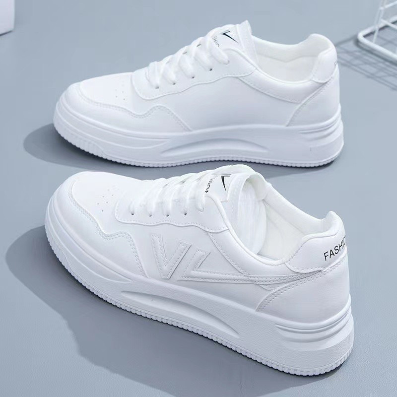 Pequeños zapatos blancos de mujer nuevos zapatos de mujer de verano versátiles de malla plana transpirable delgada zapatos de skate casuales de moda en suela gruesa