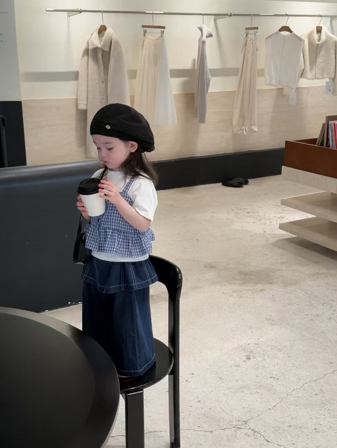 韓国の子供服2025夏の女の子の新型の偽の2つのスカートのズボンの女性の赤ちゃんのファッション的な洋風のジーパンのファッション的な外国貿易