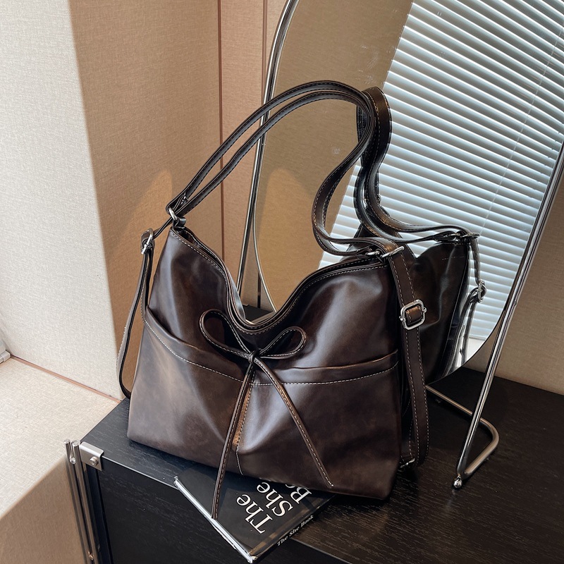 Bolsos de gran capacidad de otoño e invierno de comercio exterior para mujer 2024 nuevo bolso retro de alta gama con sentido Tote mochila de un solo hombro de todo fósforo