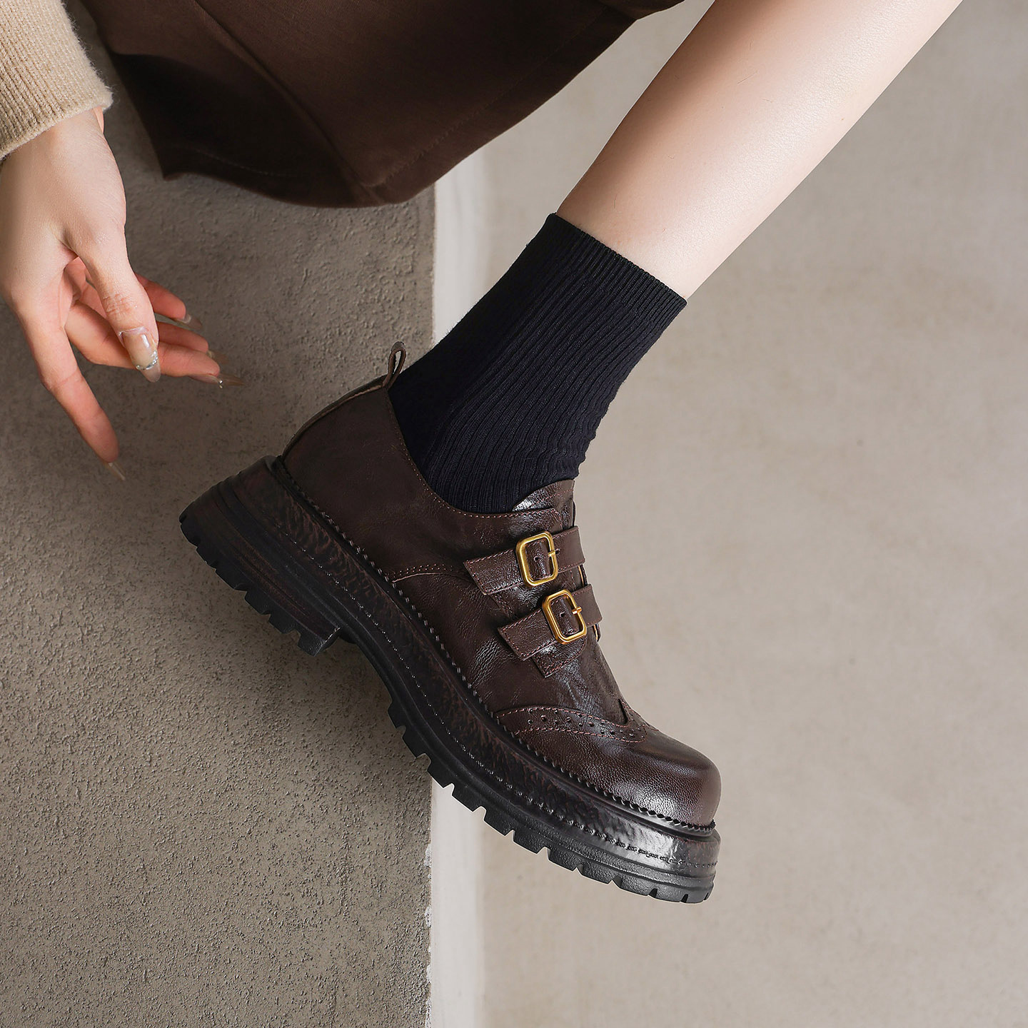 Giày loafer nữ đế dày mũi tròn gót vuông ổn định, khóa thắt lưng kép — màu nâu