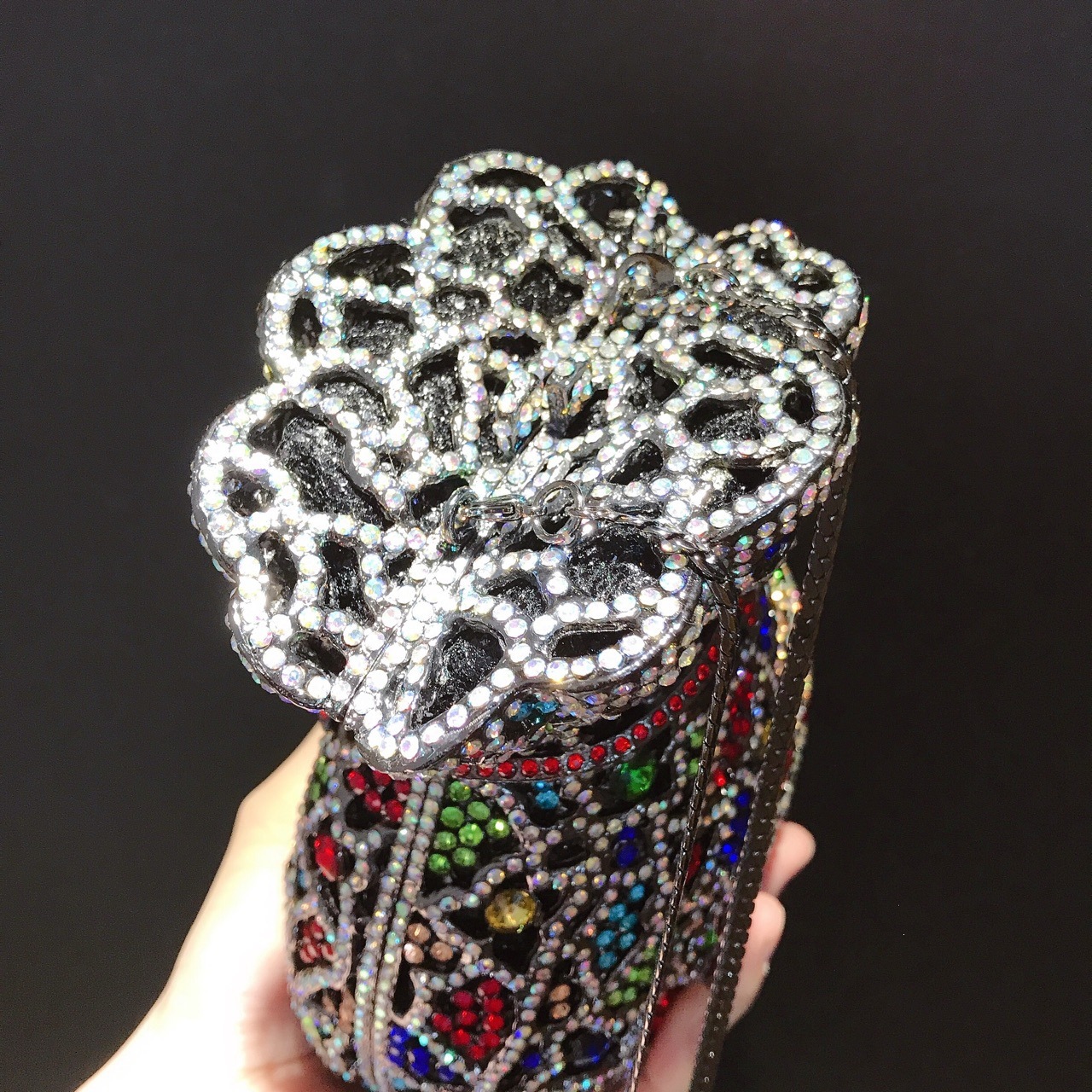 Seleccione estrictamente el nuevo bolso de cena de diamante de vasijas bolsas de maquillaje europeas y americanas bolsas de diamantes metálicas perforadas bolsas de mano