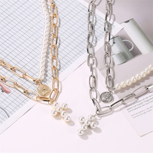 New cross-border European and American-style gold multi-layer portrait pearl necklace—Instagram-worthy, vintage-inspired, and featuring an eye-catching pendant; perfect as a delicate clavicle chain for women.
