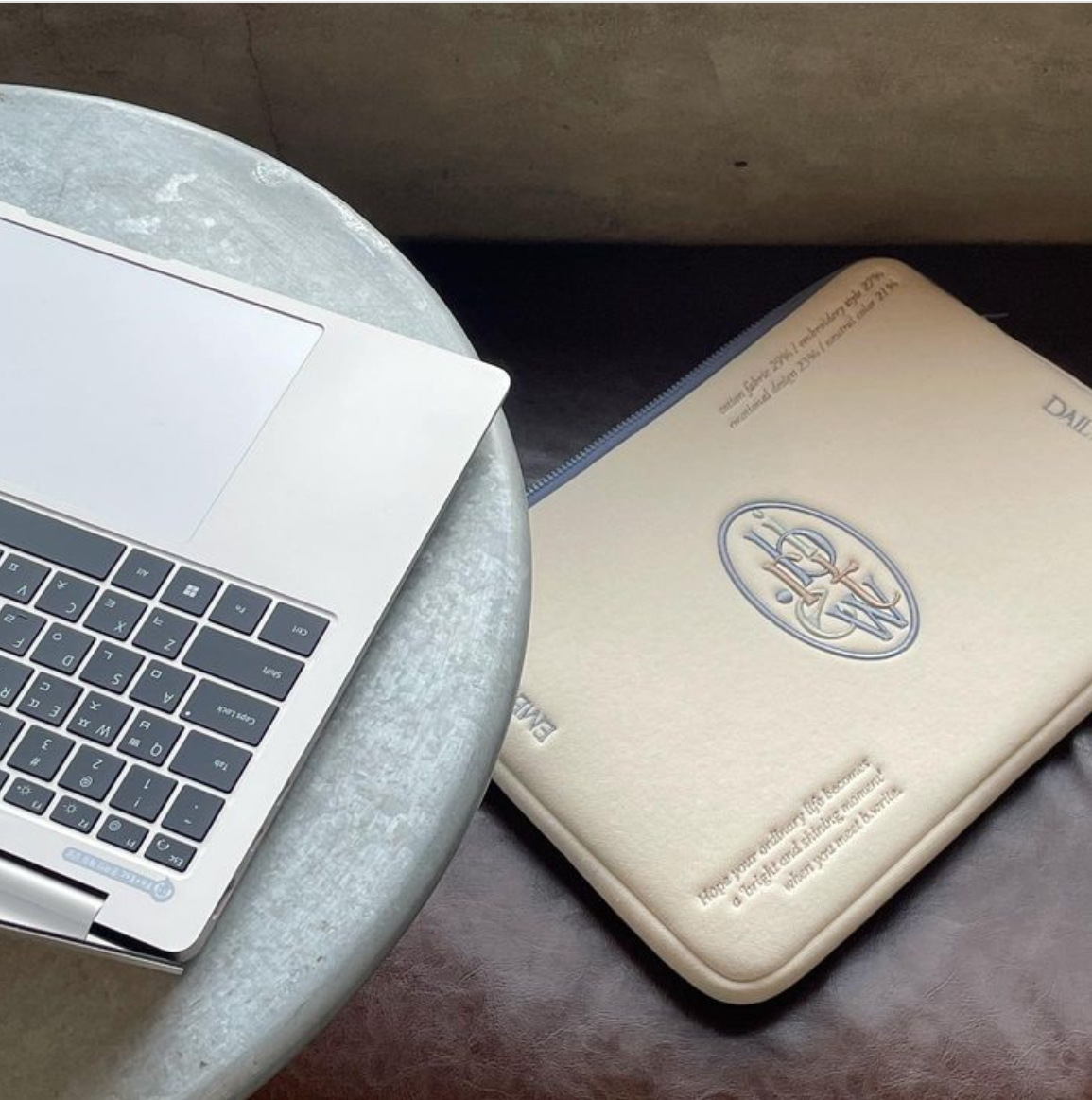 Corea del Sur nuevo B. w ** te ins estilo simple carta bolsa de la tableta bolsa de la computadora iPad Notebook funda protectora bolsa