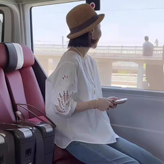 デザイン感小衆刺繍白シャツ女2024夏新韓版ゆるいシャツ透かし彫りカジュアル百合上着