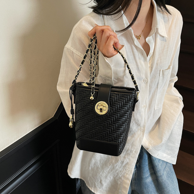 Versión coreana de la bolsa de teléfono móvil Xiaoxiangfeng 2025 nuevo bolso de cadena bolso de hombro tejido retro bolso de mensajero de todo fósforo de moda mujer
